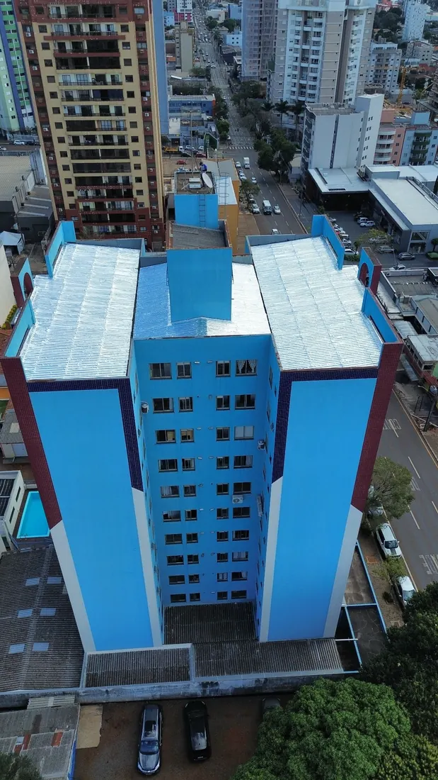 Cobertura de edifício protegida com revestimento impermeabilizante