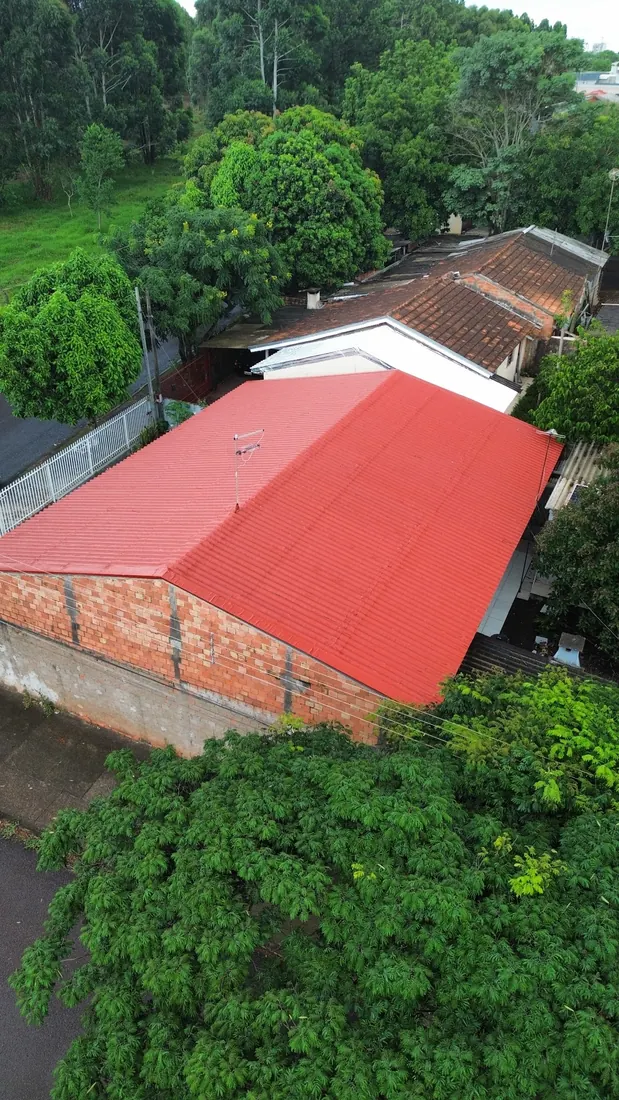 Cobertura ampla com revestimento impermeabilizante