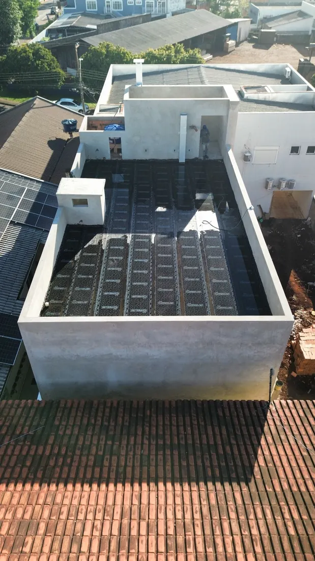 Aplicação de manta impermeabilizante em laje residencial