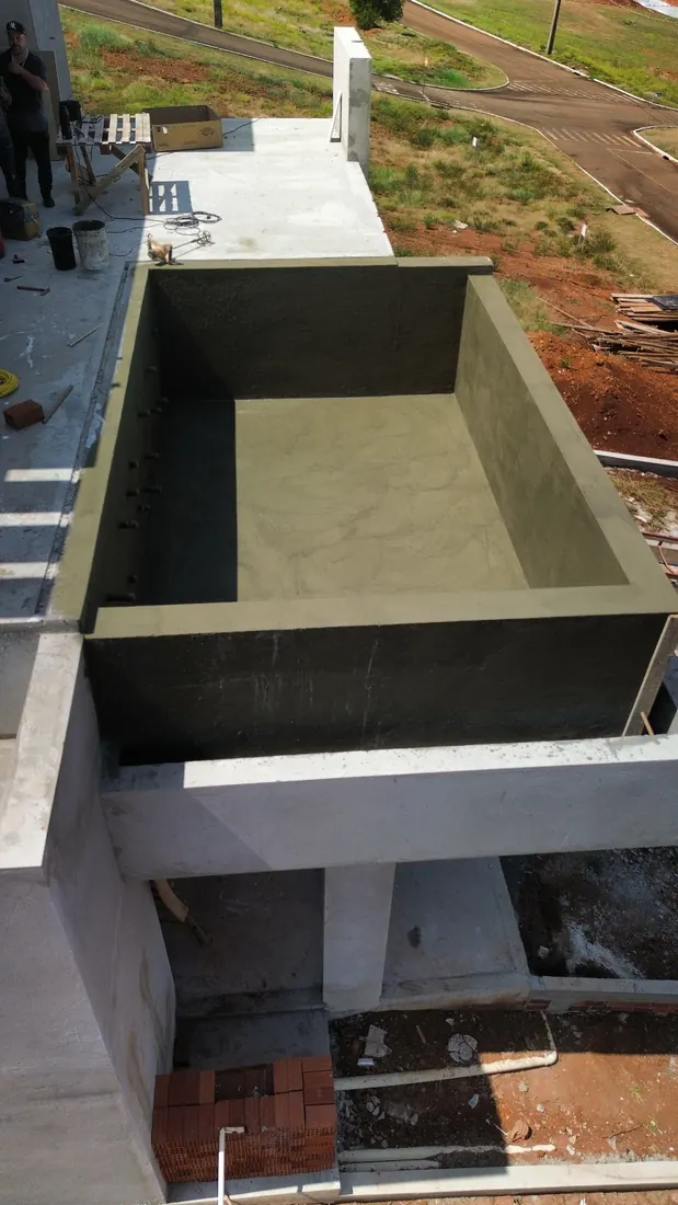 Impermeabilização de piscina em construção
