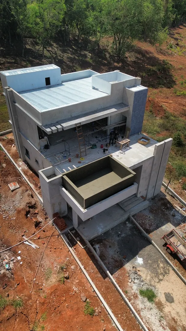 Piscina impermeabilizada em obra residencial