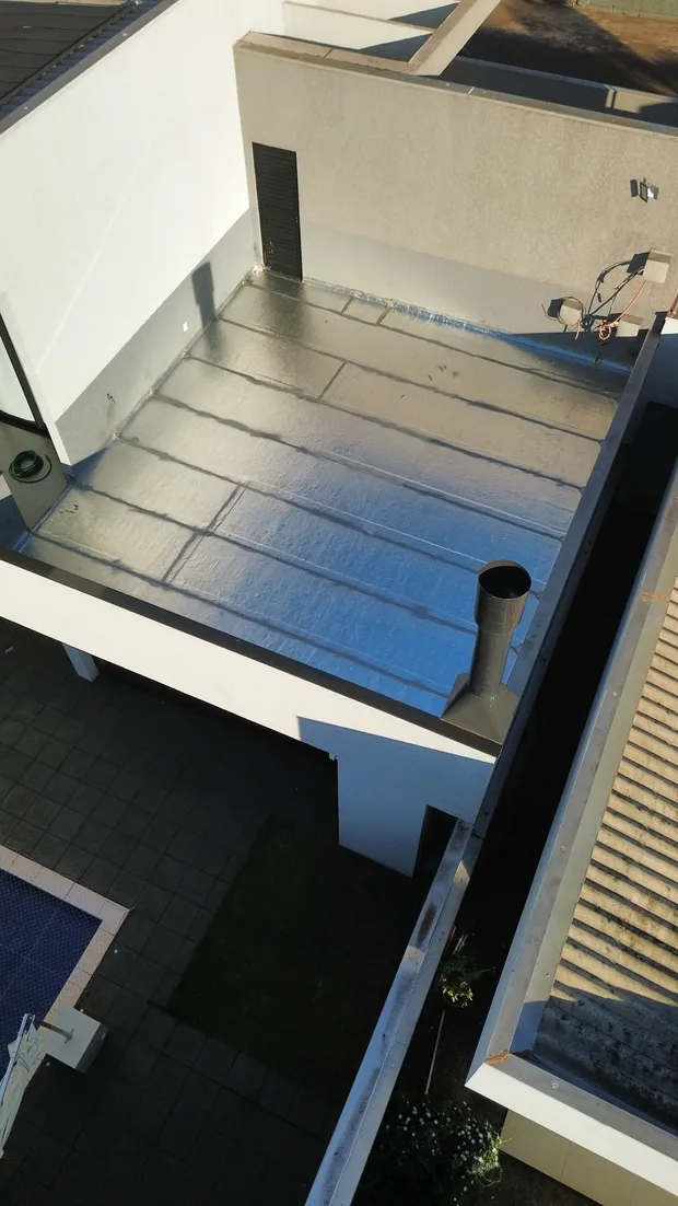 Impermeabilização de laje residencial com manta aluminizada