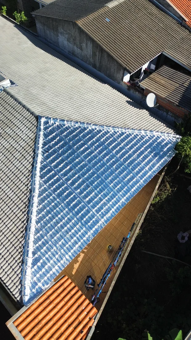 Proteção de telhado residencial com manta aluminizada