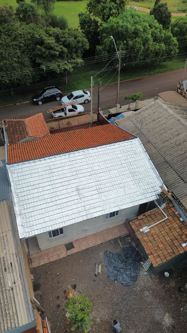 Proteção impermeabilizante em telhado residencial
