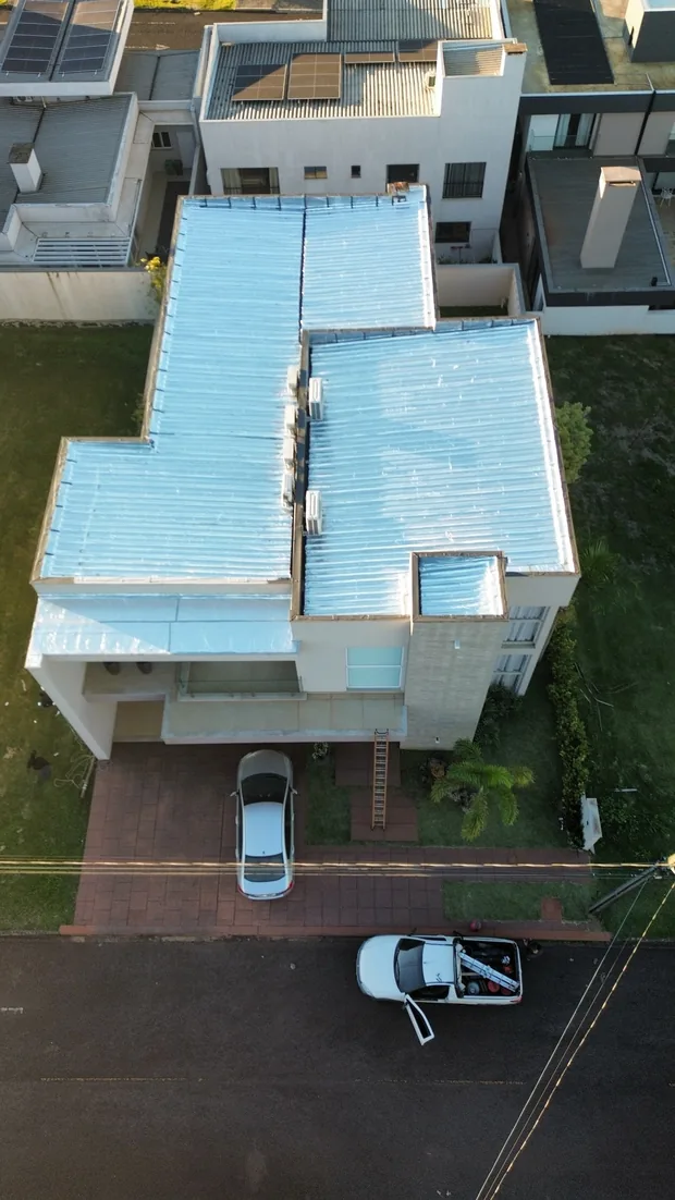 Impermeabilização de telhado residencial com revestimento aluminizado